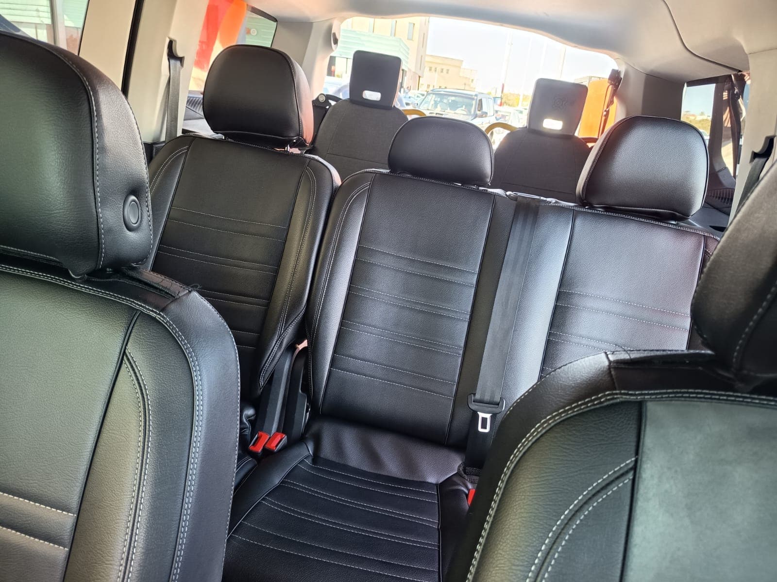 Cabina del maxi taxi con acabados modernos