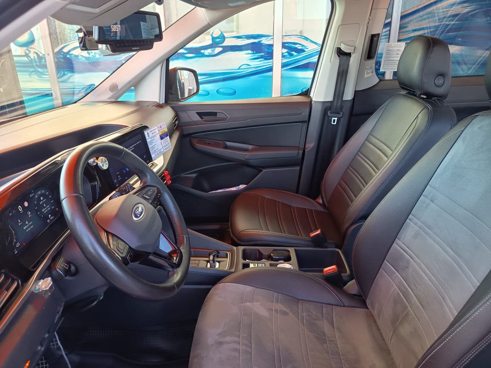 Interior amplio del maxi taxi con espacio para silla de ruedas
