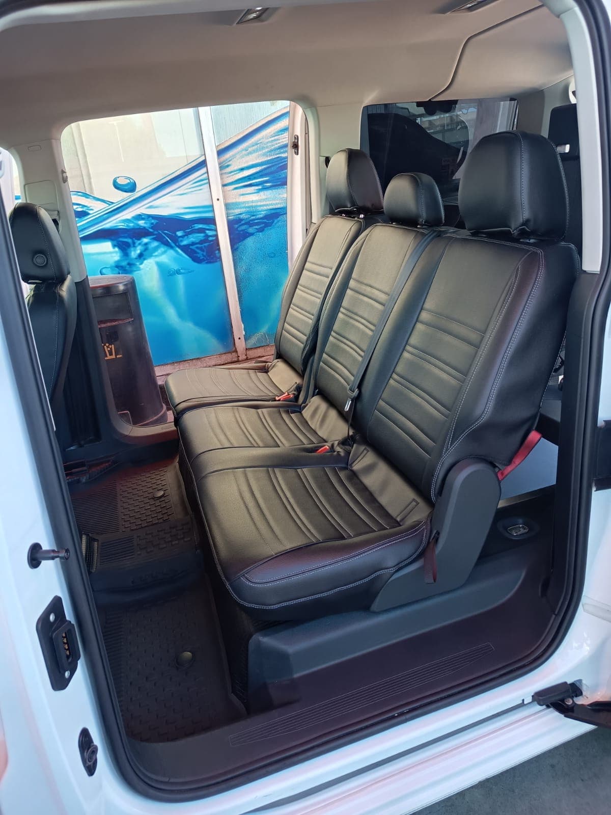 Cabina delantera del maxi taxi de Taxi Torrevieja Transfer