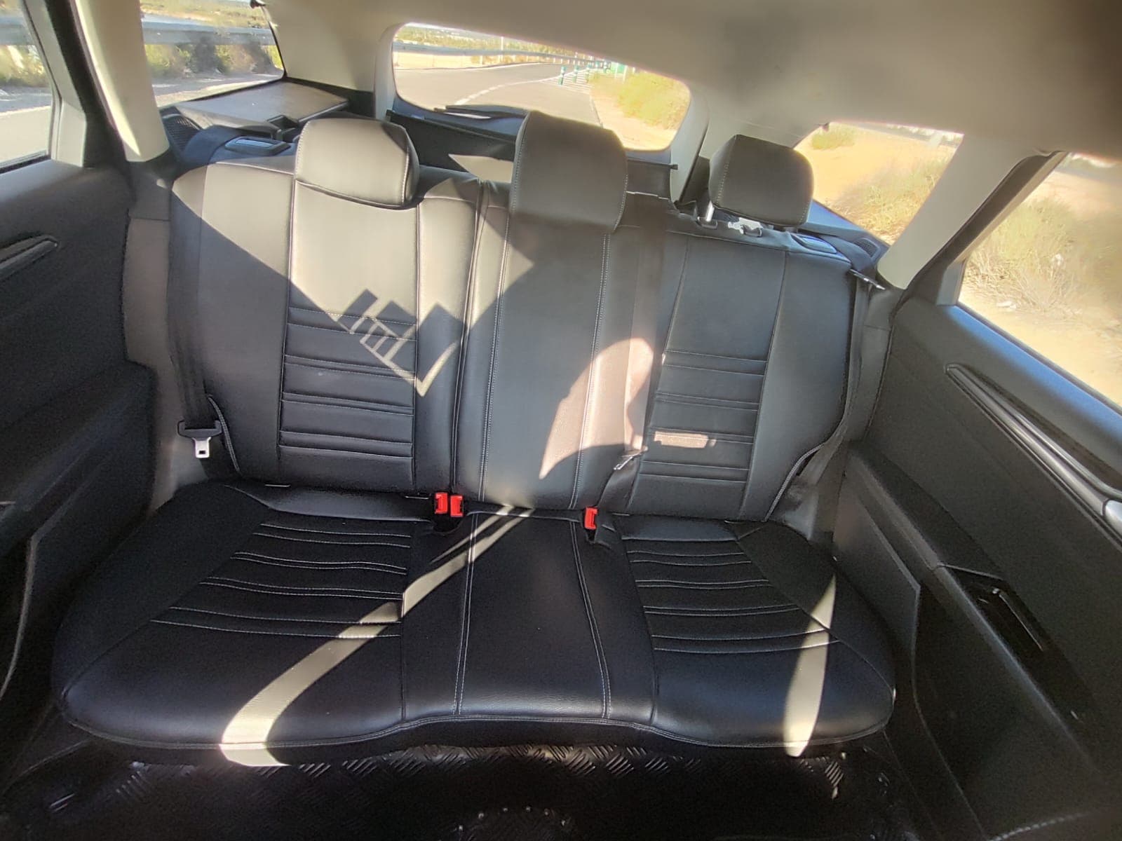 Interior del taxi estándar con asientos limpios y climatizados