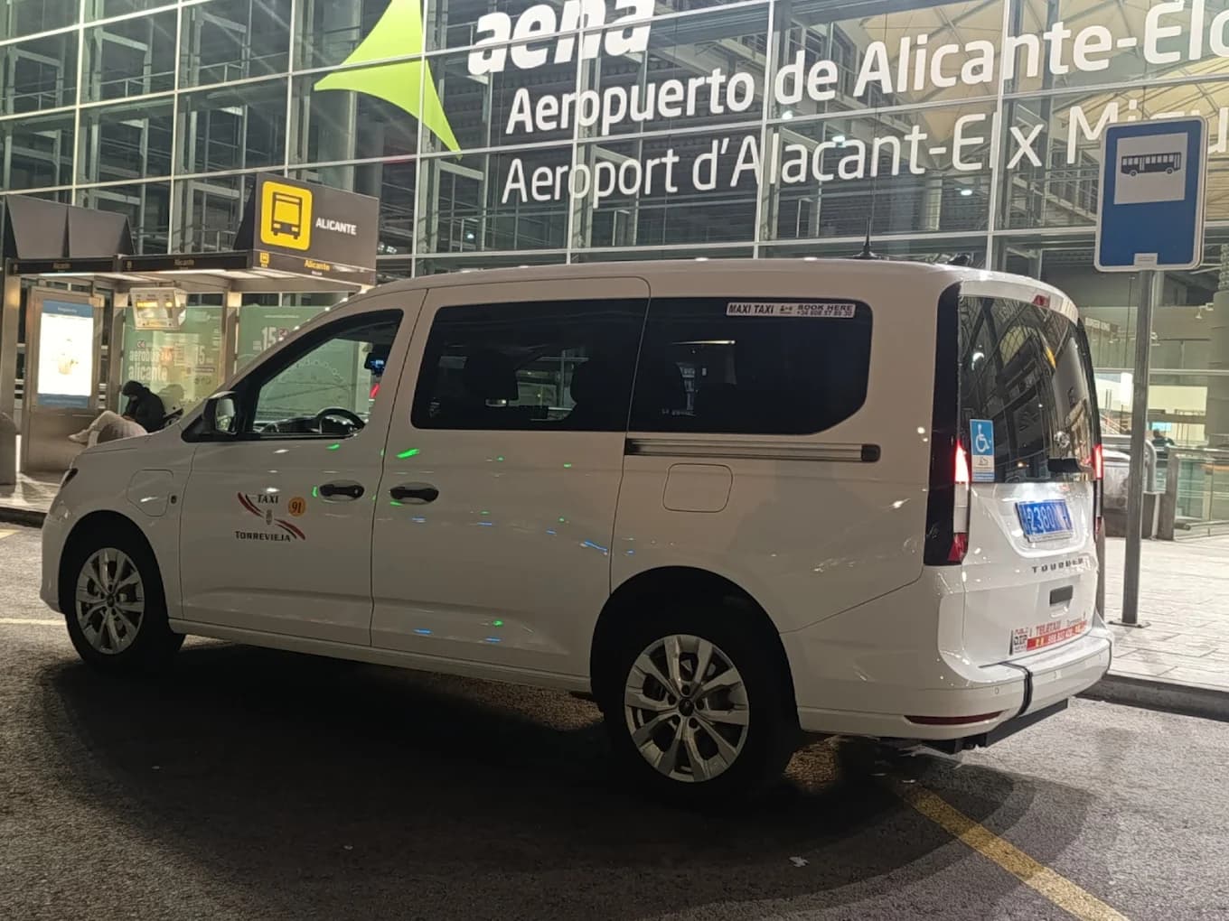 Taxi oficial de Torrevieja Transfer recogiendo pasajeros en el Aeropuerto de Alicante-Elche