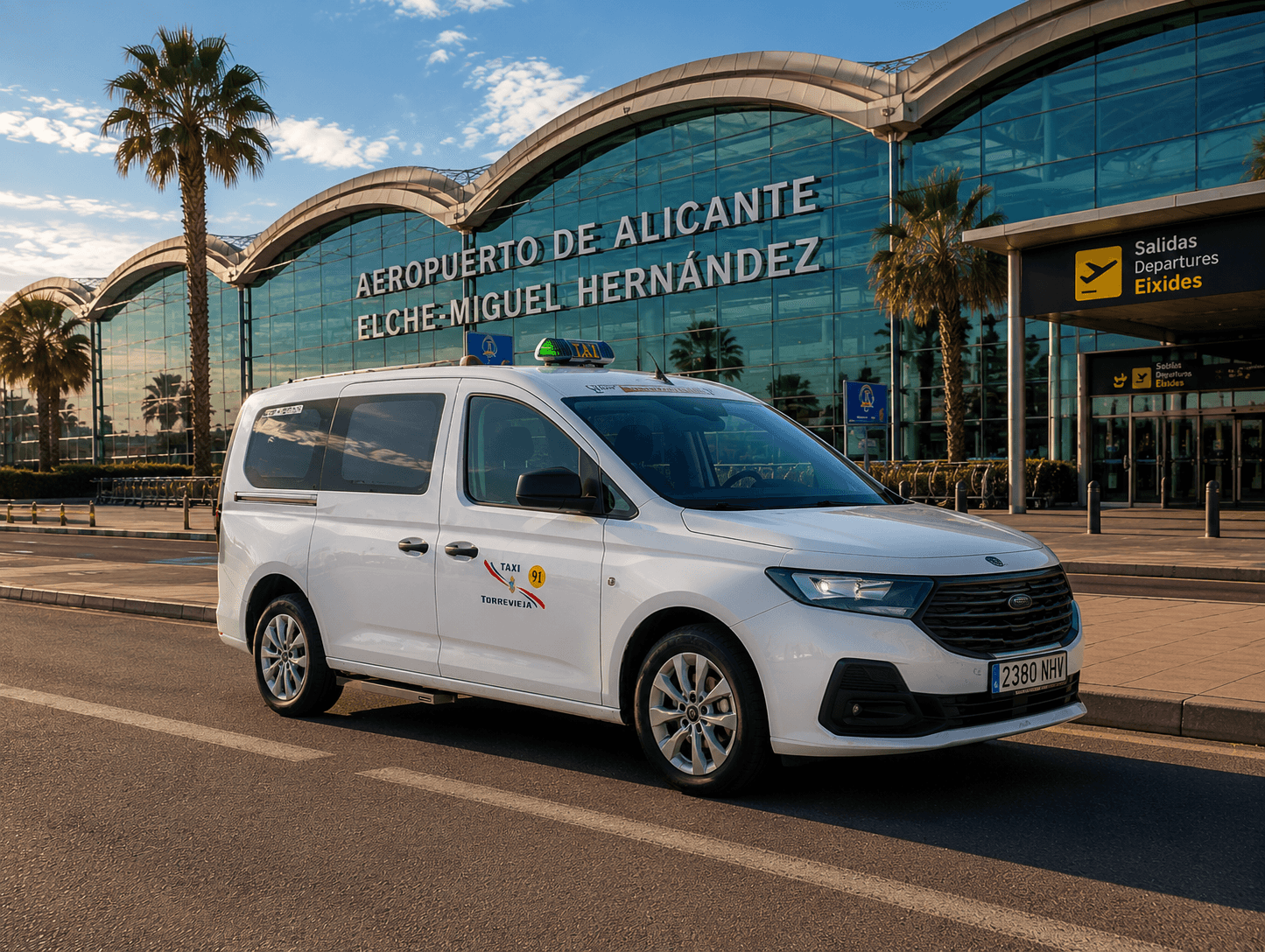 Taxi oficial de Taxi Torrevieja Transfer junto a la Torre del Moro, en las Salinas de Torrevieja